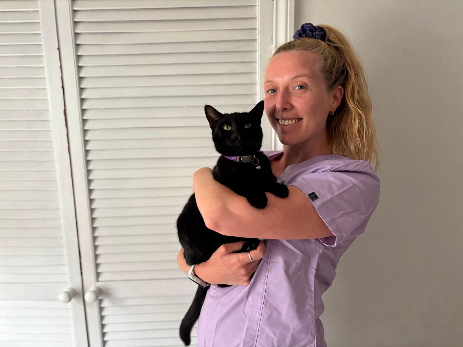 Registered Veterinary Nurse Chloe providing home visit care in Winchester